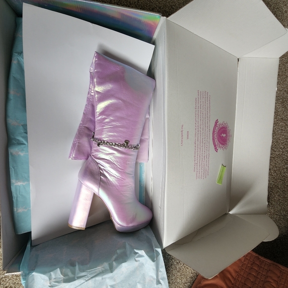 Boots - Picture 4 of 4